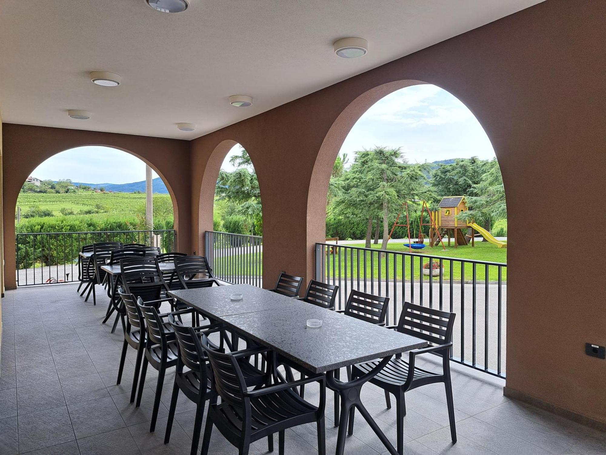 Posestvo Rouna - Winery And Apartments Vipava Exteriör bild