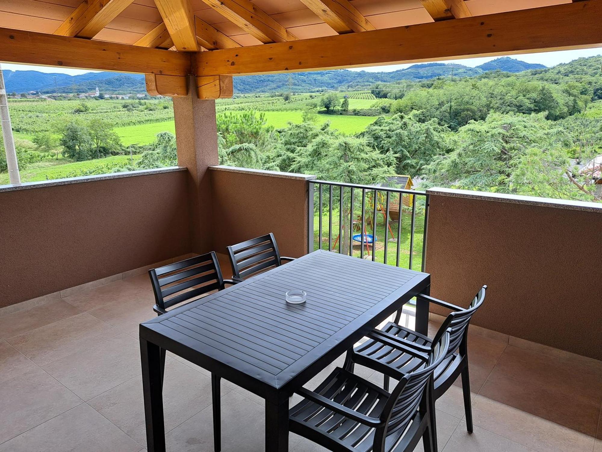 Posestvo Rouna - Winery And Apartments Vipava Exteriör bild